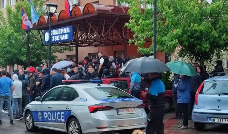 Çfarë po ndodh në veri të Kosovës? Dëgjohen sirena alarmi në 4 komunat me shumicë serbe