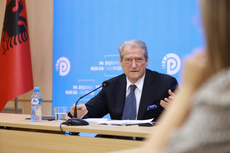 Berisha pas tensioneve në PD: Me të gjithë deputetët jam gati të kem çdo lloj diskutimi.