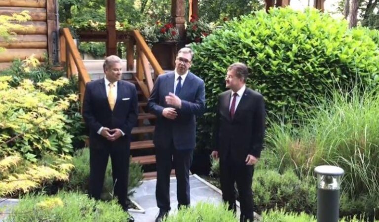 Tensionet në Veri/ Escobar pas takimit me Vuçiçin thirrje serbëve: Merrni pjesë në zgjedhjet e parakohshme, protestuesit të largohen nga komunat