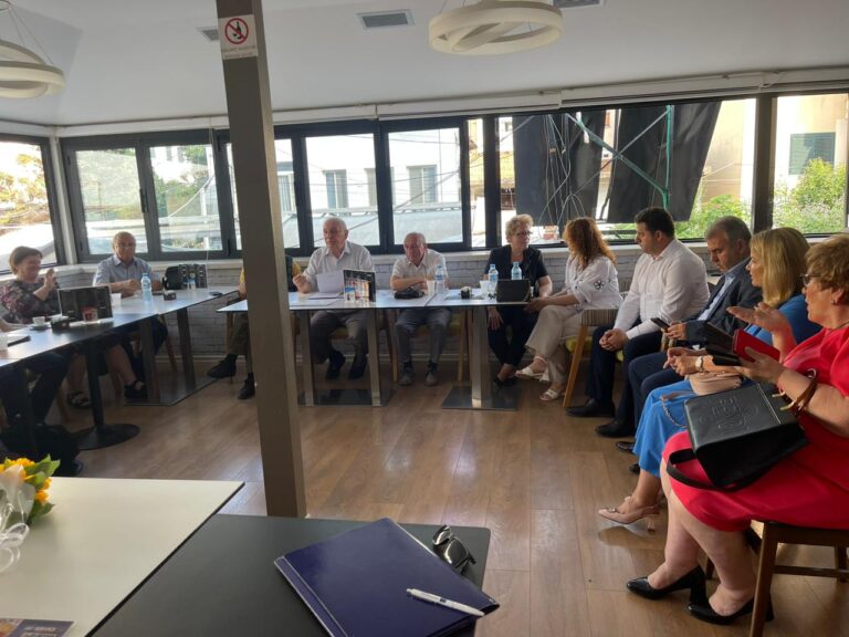 VIDEO – Shoqata Bulqiza zhvillon mbledhjen e radhës, nderon me certifikata figurat e shquara të qytetit