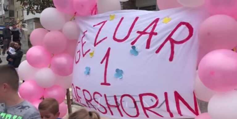 1 Qershori, fëmijët e Bulqizës këndojnë dhe hedhin valle në festën e tyre