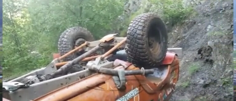 Aksidentohen turistët, shpëtojnë  dy personat që ndodheshin në automjet