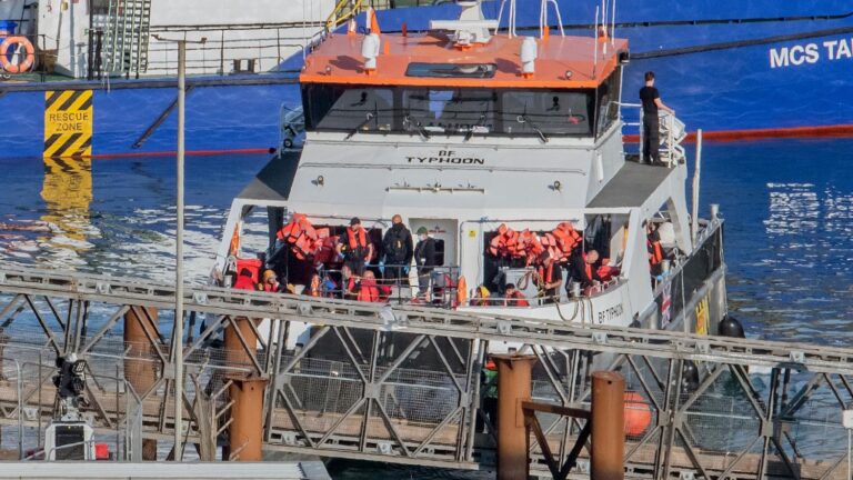 Fenomeni që po shqetëson Home Office/ Shkojnë ilegalisht me varka drejt ‘tokës së ëndrrës’, The Times: Mijëra azilkërkues shqiptarë arratisen nga hotelet në Britani