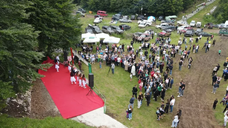 VIDEO – Zhvillohet peligrinazhi i përvitshëm i Ballem Sulltanit, të pranishëm mijëra besimtarë