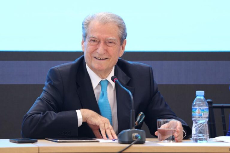 Sali Berisha: 1 milion e 300 mijë shqiptarë do të marrin 200 euro pagë mujore!