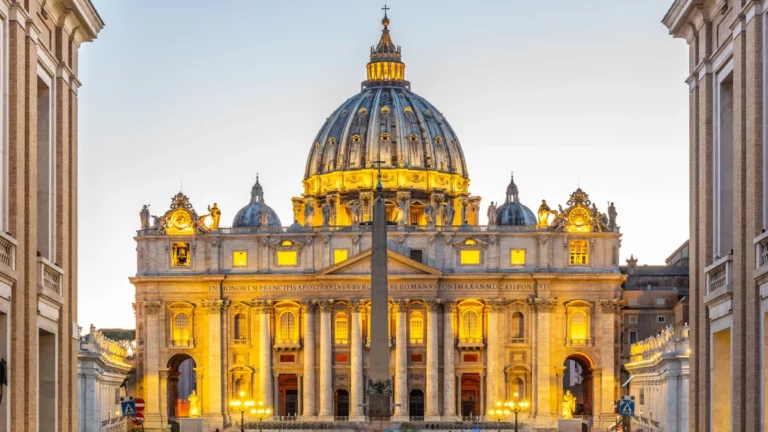 FOTO – Protesta ndryshe, turisti zhvishet lakuriq brenda bazilikës së Shën Pjetrit