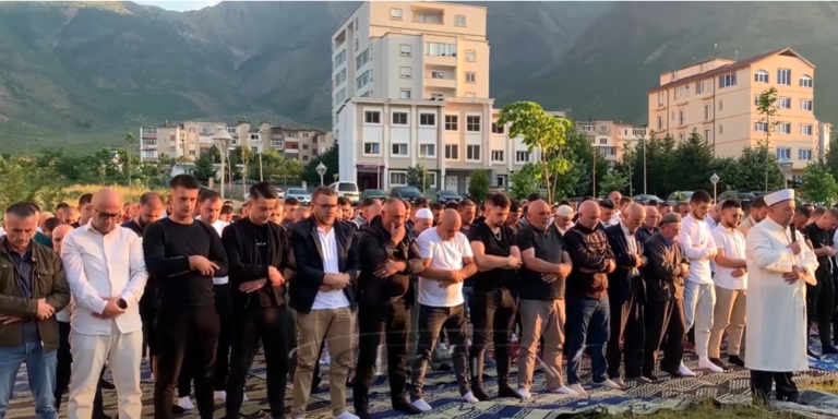 VIDEO – Besimtarët musliman të Bulqizës falin namazin e Kurban Bajramit, mesazhet e myftiut të qytetit