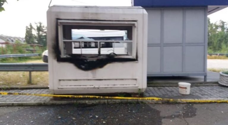 Tensionet në veri të Kosovës, sulmohet sërish një pikë kontrolli e policisë në Mitrovicë