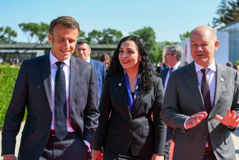 Tensionet në veri, Presidentja Osmani diskuton me Macron, Scholz dhe Borrell: Kohë vendimtare për sigurinë evropiane