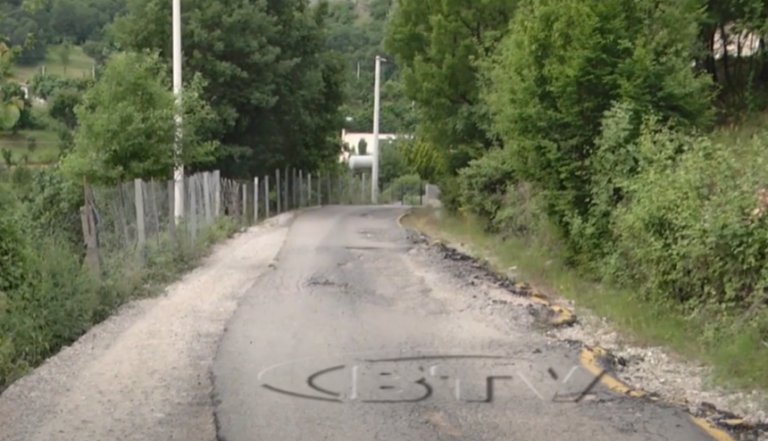 VIDEO – Rruga e fshatit Fshat në gjendje të degraduar, banorët e zonës i bëjnë thirrje SPAK: Ndërhyni!