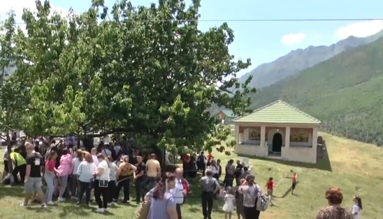 VIDEO – Vijon tradita, therja e kurbanëve në teqetë e fshatit Kocaj në Fushë-Bulqizë