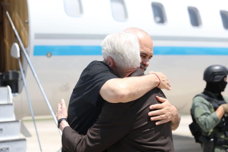 Clinton largohet nga Shqipëria: Ishte e gjitha e jashtëzakonshme, po iki duke menduar se emri tjetër i Nju Jorkut është West Albania