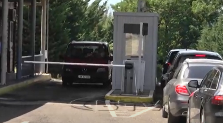 VIDEO – Bie fluksi i hyrjeve në doganën e Bllatës, por shtohet numri i qytetarëve që dalin prej saj