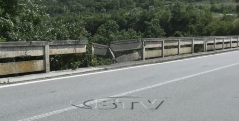 VIDEO – Mirëmbajtja e rrugës Burrel-Klos për të dëshiruar, segmenti plot me gropa