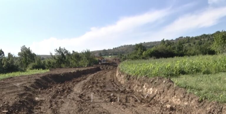 VIDEO – Nis ndërtimi i rrugës Herebel – Peshkopi, banorët ankohen për tokat e zëna