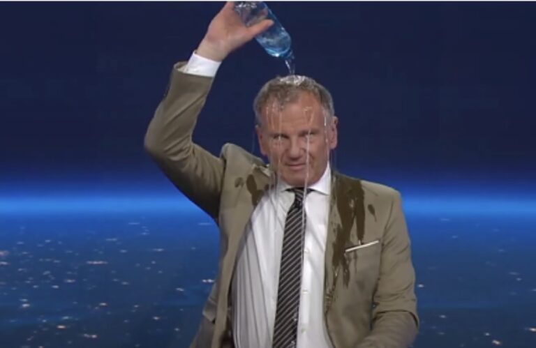 E pazakontë në Austri, spikeri i lajmeve nuk duron dot vapën dhe derdh bidonin me ujë mbi kokë