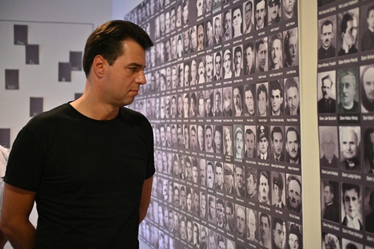 Basha: Pas 3 dekadash vonese dhe hipokrizie PD ndahet me kapitullin e dhimbshëm të diktaturës