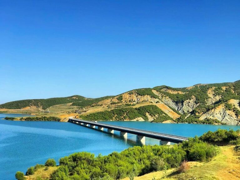 EMRAT/ U futën në liqenin e Hidrocentralit të Banjës për t’u larë dhe nuk dolën më, mbyten babai me dy djemtë dhe nipin