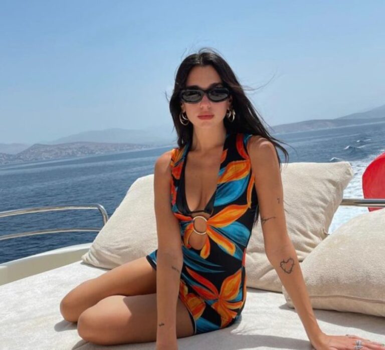 “A më mirë këtu apo atje?”, dilemat e Dua Lipës gjatë pushimeve në plazhet shqiptare