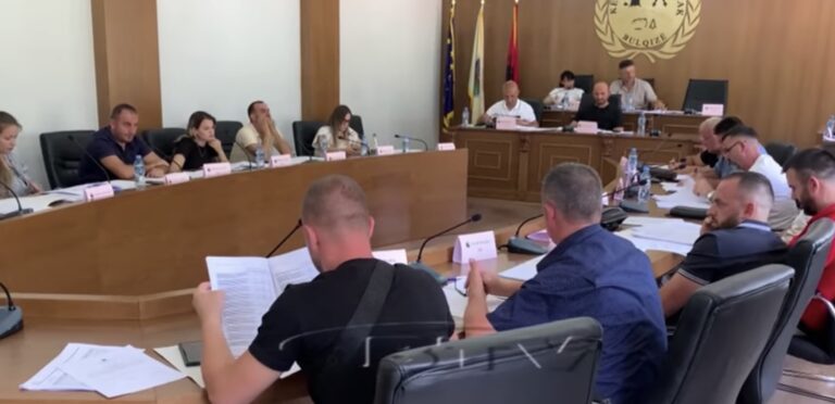 VIDEO – Këshilli Bashkiak zhvillon mbledhjen e radhës, miratohen disa projektvendime