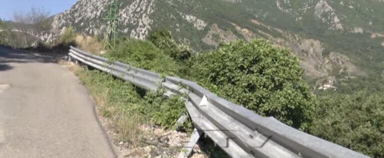 Ne rrugen e fshatit Fshat barierat metalike te shkaterruara