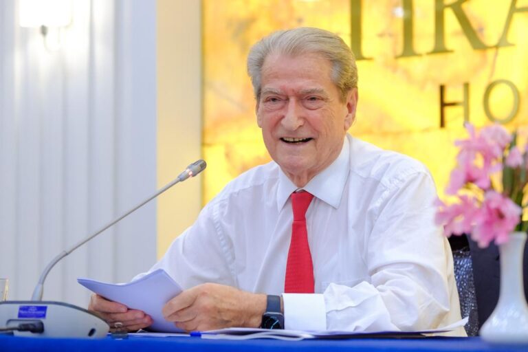 Non-grata nga Britania/ Berisha nxjerr burimet se ku u faktua Home Office: Ranë viktima të Georg Soros