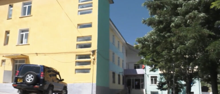 VIDEO – Fluks pacientesh në spitalin e Bulqizës për shkak të temperaturave të larta