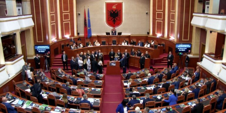 Sërish tensione në seancë/ Rama mungon, maxhoranca hedh poshtë kërkesën për interpelancë, debate të forta mes palëve për tre pr.ligje