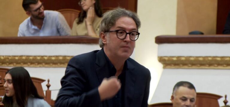 Rama duhet të ishte këtu e të jepte llogari”, Alizoti: Vendit më të varfër i mungojnë 430 milionë euro, gjysma e qeverisë është në burg