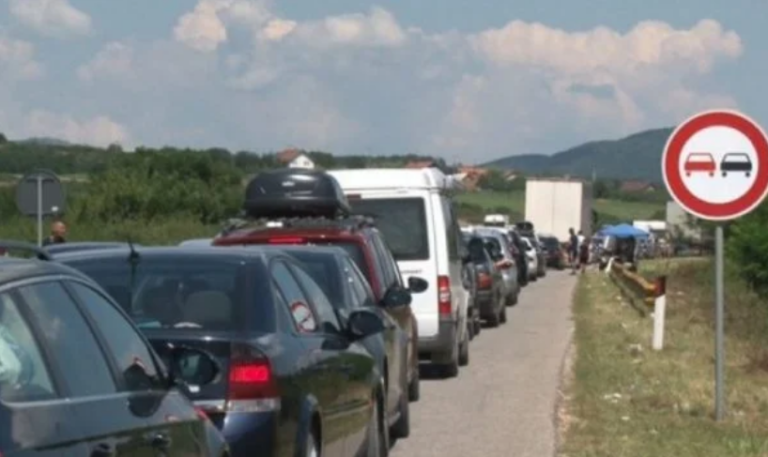 Kolona 4 kilometra te Dheu i Bardhë, emigrantët pritje deri në pesë orë për të hyrë në Kosovë
