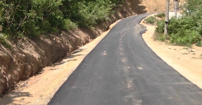 Rruga u asfaltua para 10 ditësh, por po prishet nga punimet e mjeteve të tonazhit të rëndë, banorët e Bllacës të Bulqizës protestojnë për guroren