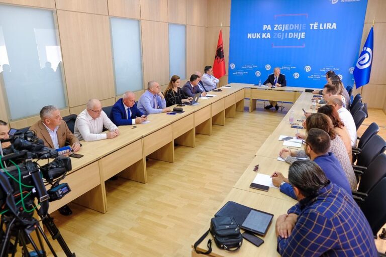 Çështja ‘Ahmetaj’, deputetët pro Berishës kërkesë Nikollës: Mocion me debat në seancën e radhës plenare