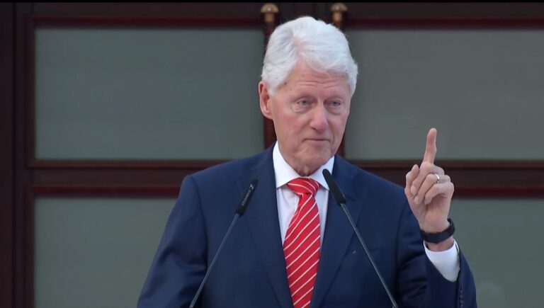 “Jam pa fjalë!”, Clinton mban fjalimin plot emocione në Tiranë: Këtë moment do ta ruaj si thesar