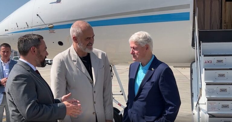 Bill Klinton nis vizitën në Tiranë, pritet nga Rama në aeroportin e Rinasit