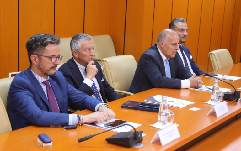 Drejtori i antimafies italiane vizitë në Tiranë, takim ‘kokë më kokë’ me Rrumbullakun. Fokusi i takimit luftimi i krimit dhe trafiqeve