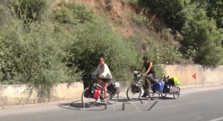 VIDEO – Çifti i të rinjve francez, sfidon temperaturat e larta duke udhetuar me biçikletë nëpër Shqipëri