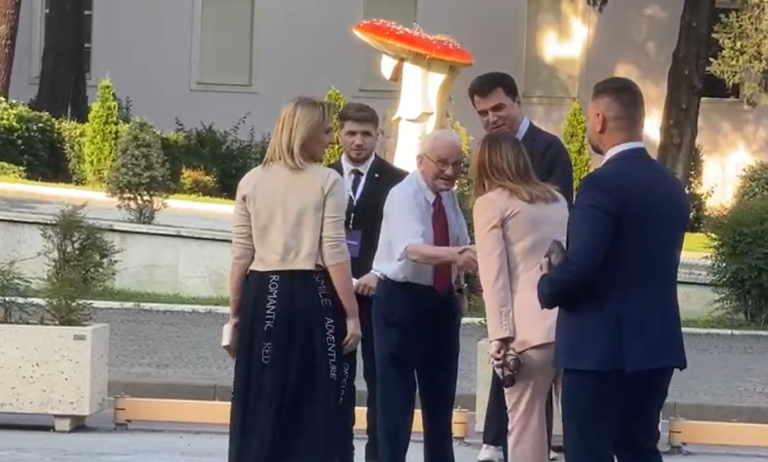Ceremonia në nder të Bill Clinton, marrin pjesë Basha dhe disa deputetë të PD