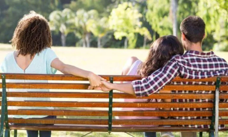 Në cilën moshë partneri ka më shumë gjasa të tradhtojë? Çfarë tregon studimi i fundit