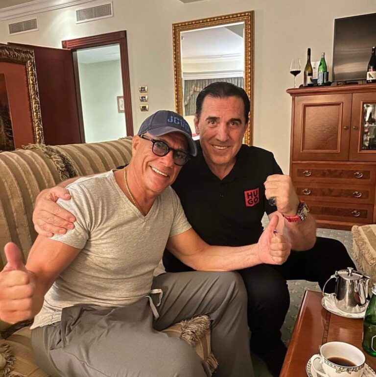 FOTO – Jean-Claude Van Damme viziton Kosovë, aktori i dashur i shqiptarëve përshëndet duke bërë shqiponjën me duar