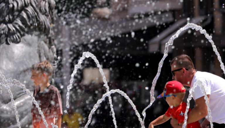 Temperaturat e larta, qeveria greke merr masat: Bizneset mbyllen nga ora 12:00–16:00 përndryshe do gjobiten me 2000 €