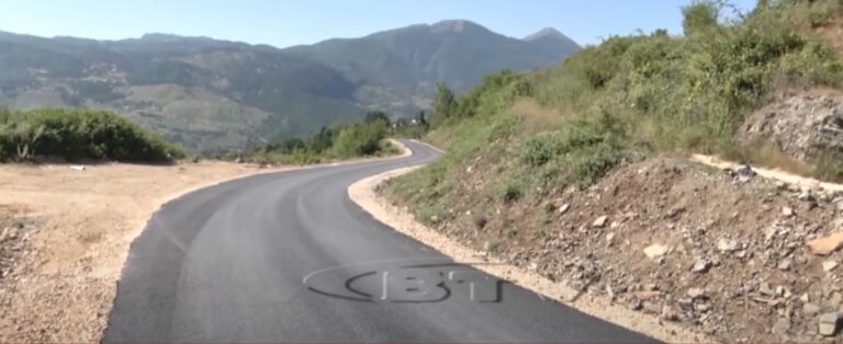 Asfaltohet rruga e fshatit peshk në Martanesh