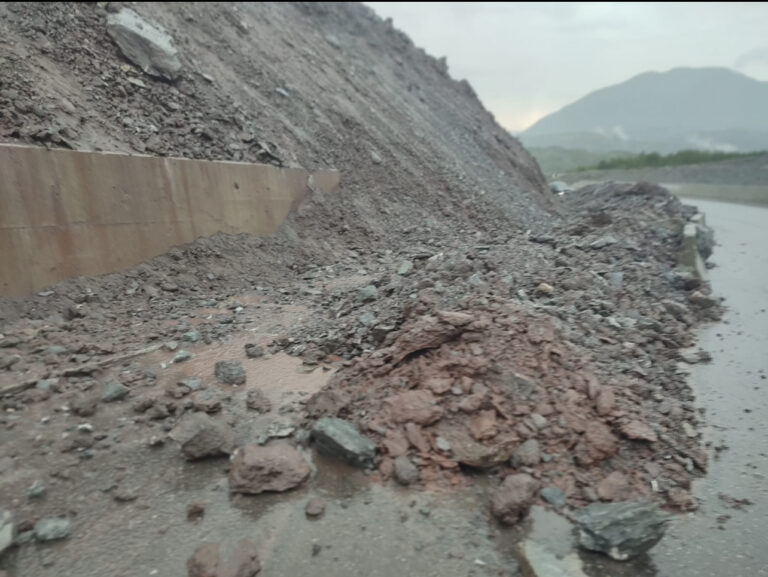 Video/ Rrëshkitje dheu në rrugën e Arbrit