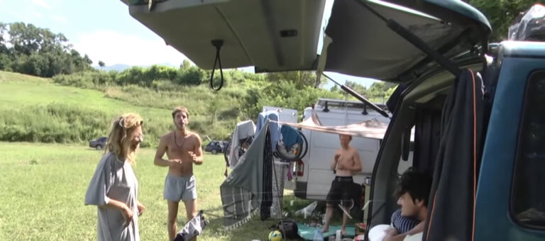 Turistët e huaj ngrenë kamping në bregun e lumit Drini i Zi