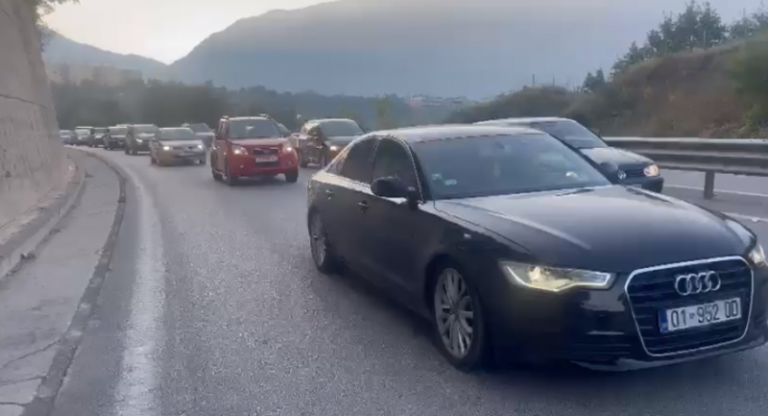 Turistët nga Kosova “dynden” në Shqipëri/ Mijëra qytetarë drejt bregdetit në fundjavën e fundit të gushtit