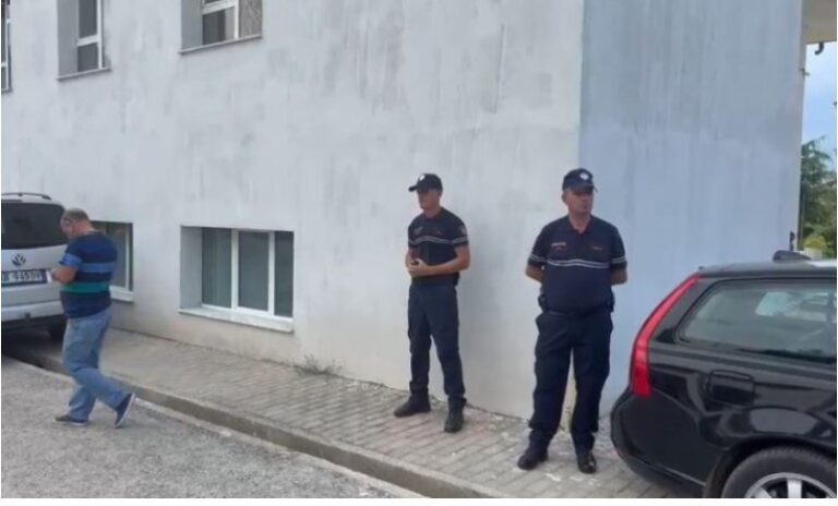 U vra mbrëmë, trupi i të riut ende në morgun e spitalit të Bulqizës, s’ka mjek për të kryer autopsinë