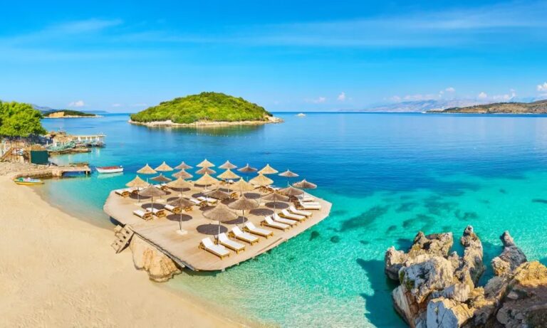 Turistët nxijnë në vlerësime “Maldivet shqiptare”, nga kostot e tek arroganca, çfarë nuk u pëlqen