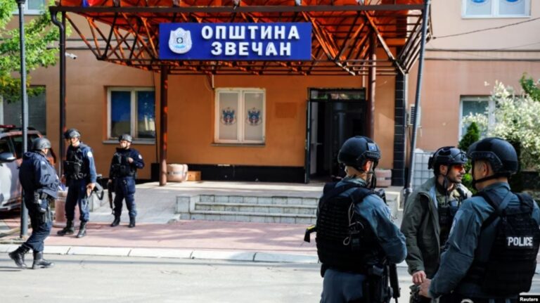 Largohen nga godinat e komunave edhe një pjesë tjetër e policisë së Kosovës. Çfarë pritet të ndodhë nga nesër