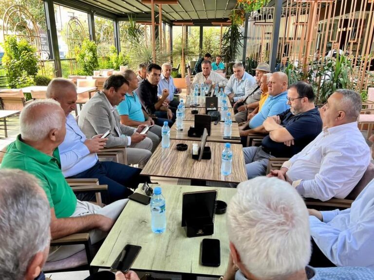 Basha takon drejtues të shoqatës së Ish-të përndjekurve në Shkodër: Të shlyejmë detyrimin e madh ndaj kësaj shtrese