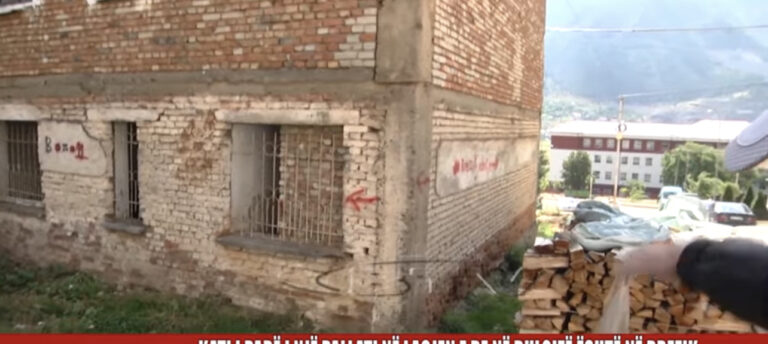Dëmtimi i një banese në katin e parë,rrezikon të shembë krejt pallatin
