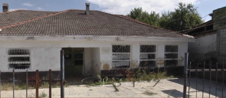 Banorët e Strikçanit kërkojnë hapjen e shkollës për fëmijët e tyre